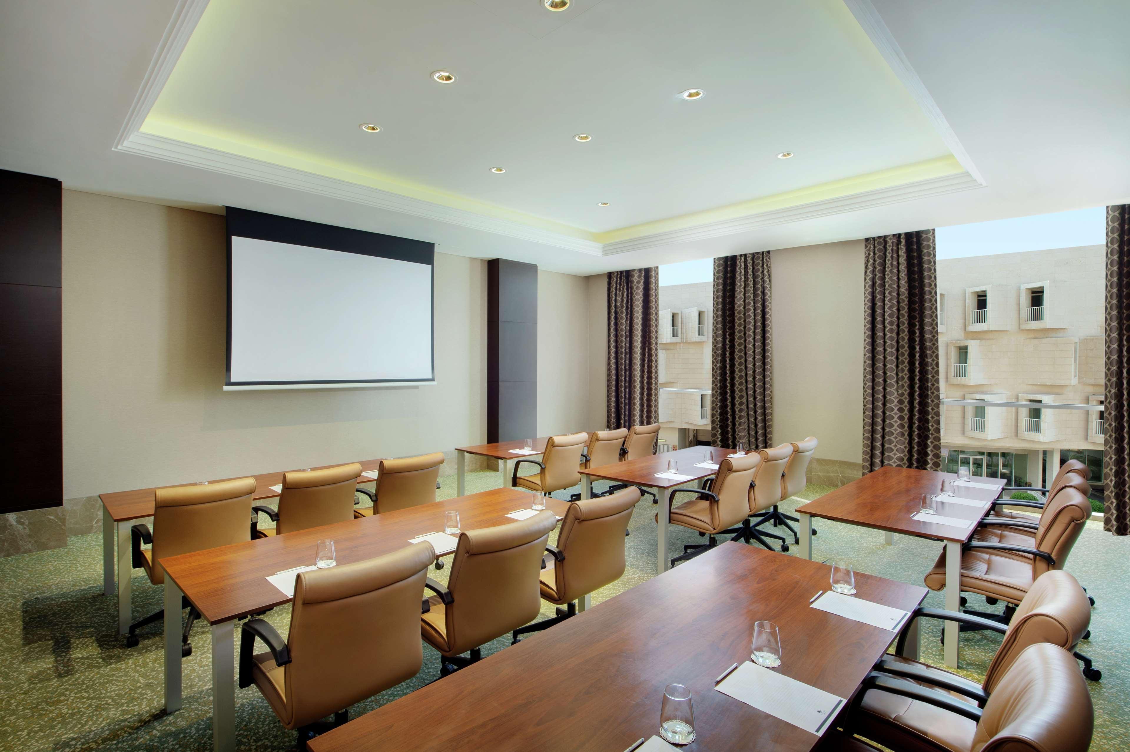 Doubletree By Hilton Doha - Al Sadd Hotel Exterior foto Meeting room