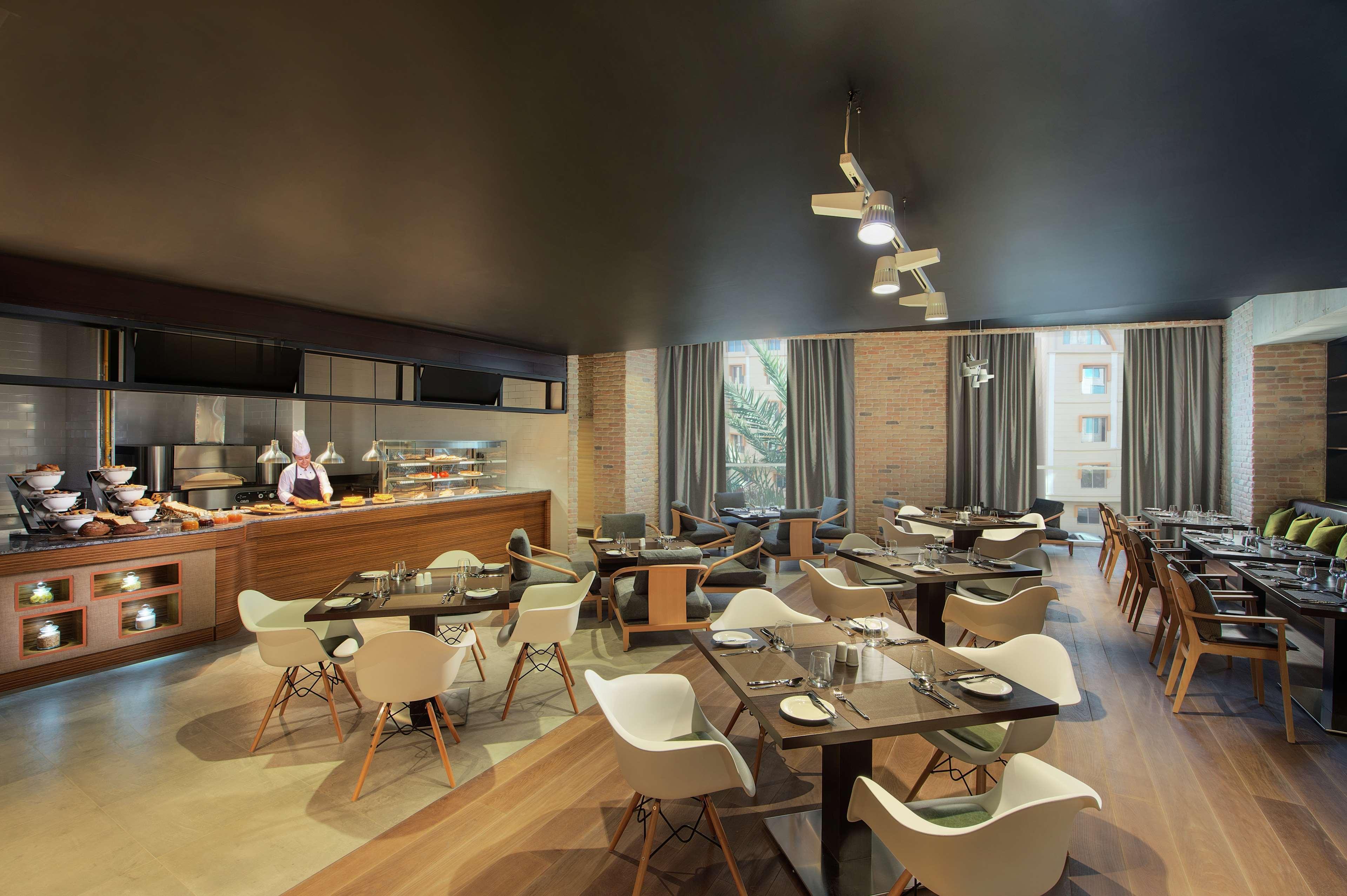 Doubletree By Hilton Doha - Al Sadd Hotel Exterior foto Restaurant
