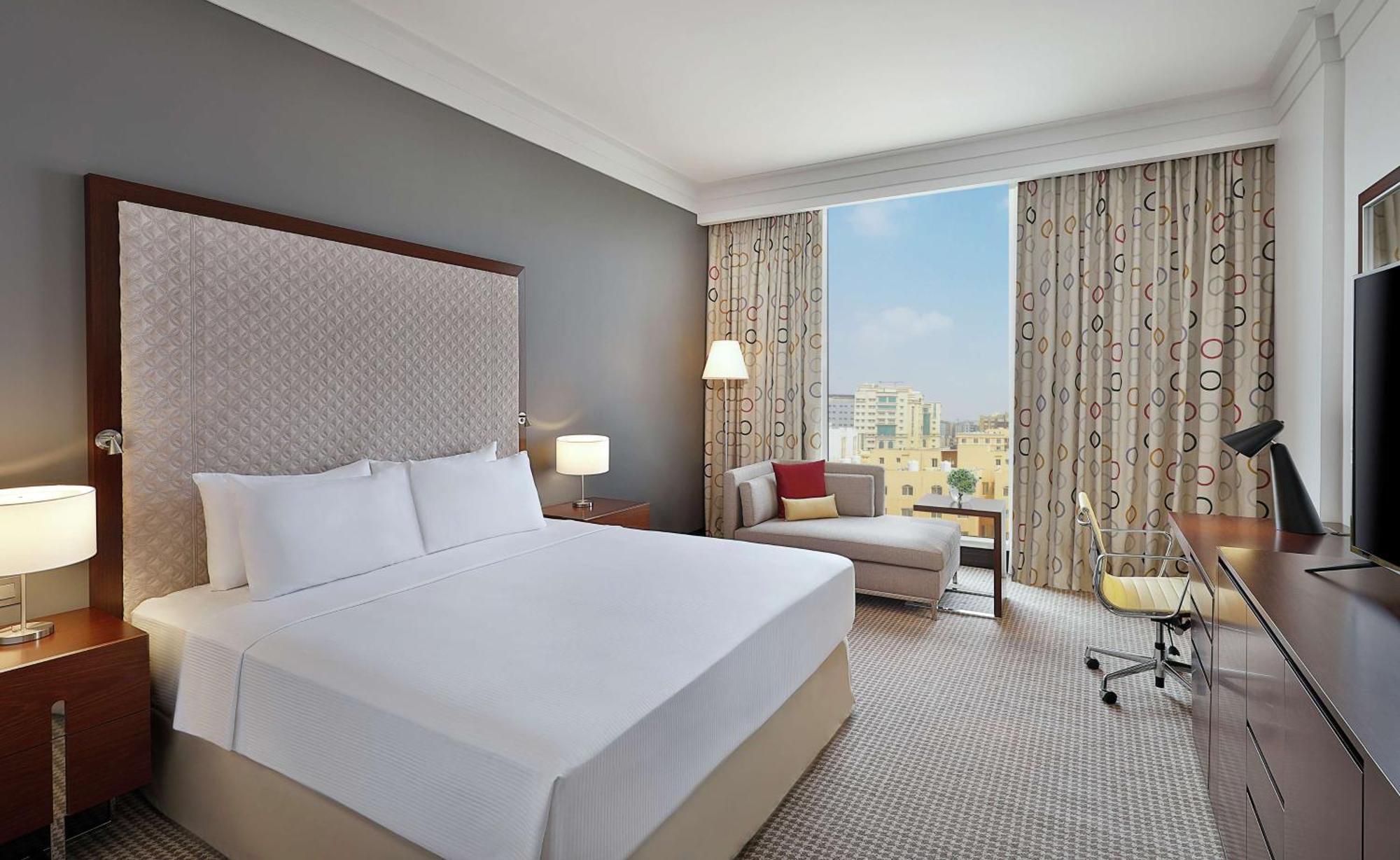Doubletree By Hilton Doha - Al Sadd Hotel Exterior foto A guest room at the hotel