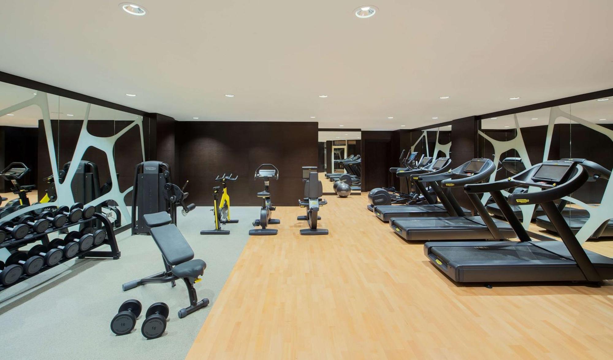 Doubletree By Hilton Doha - Al Sadd Hotel Exterior foto The gym at the hotel