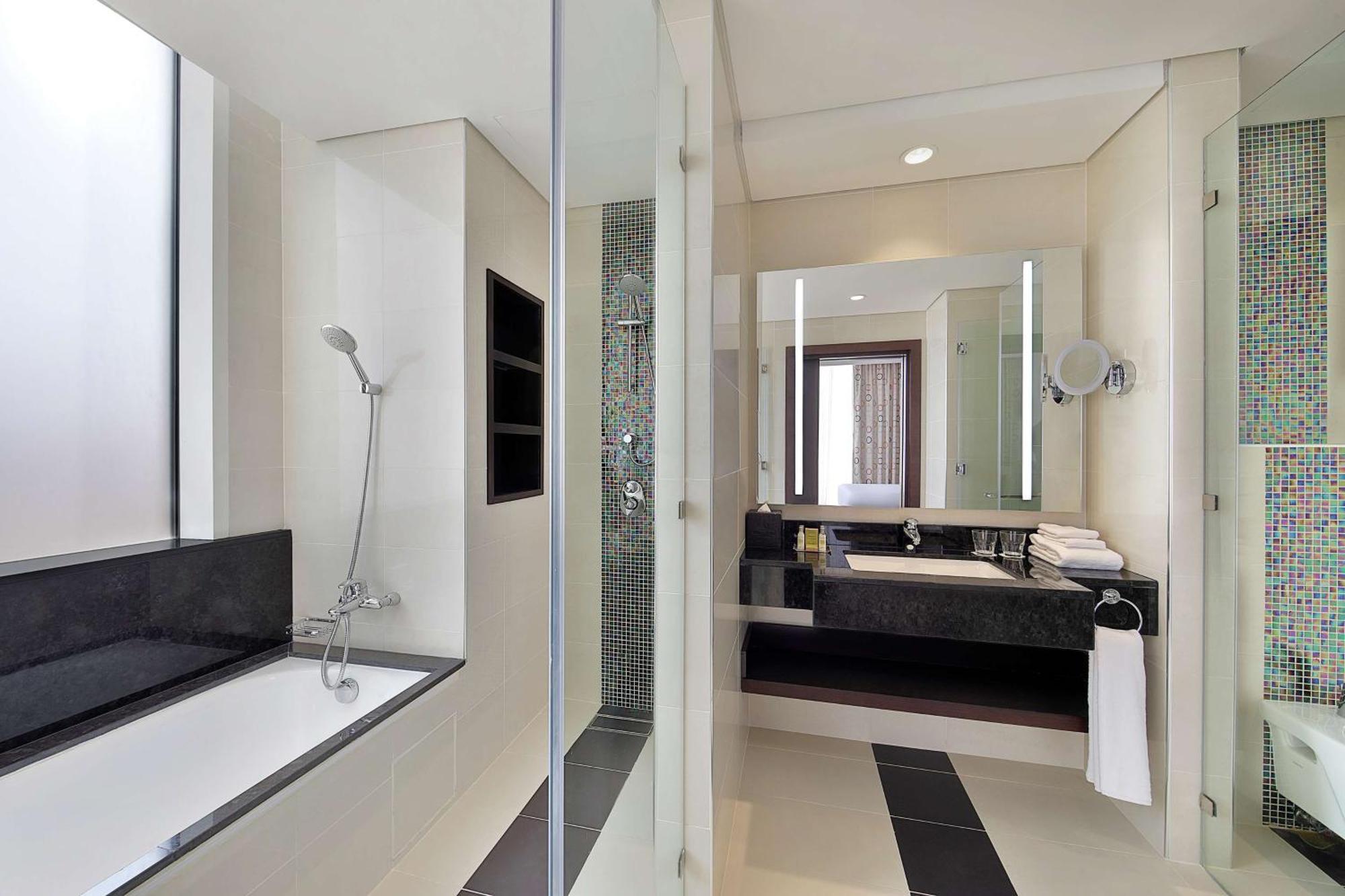 Doubletree By Hilton Doha - Al Sadd Hotel Exterior foto Bathroom