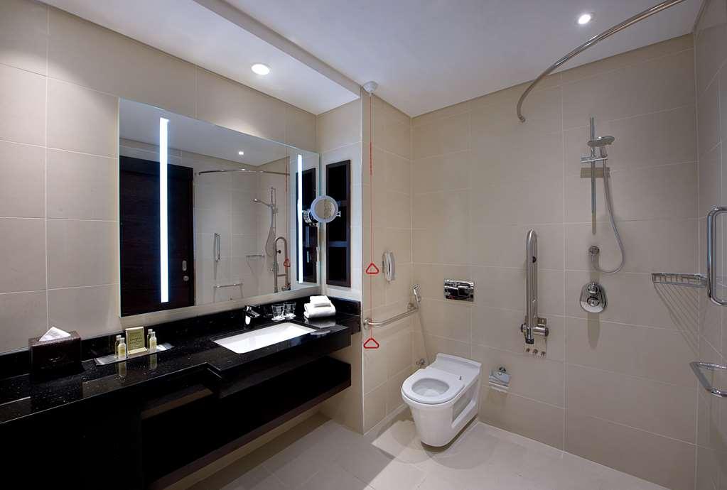 Doubletree By Hilton Doha - Al Sadd Hotel Quarto foto A bathroom in a hotel