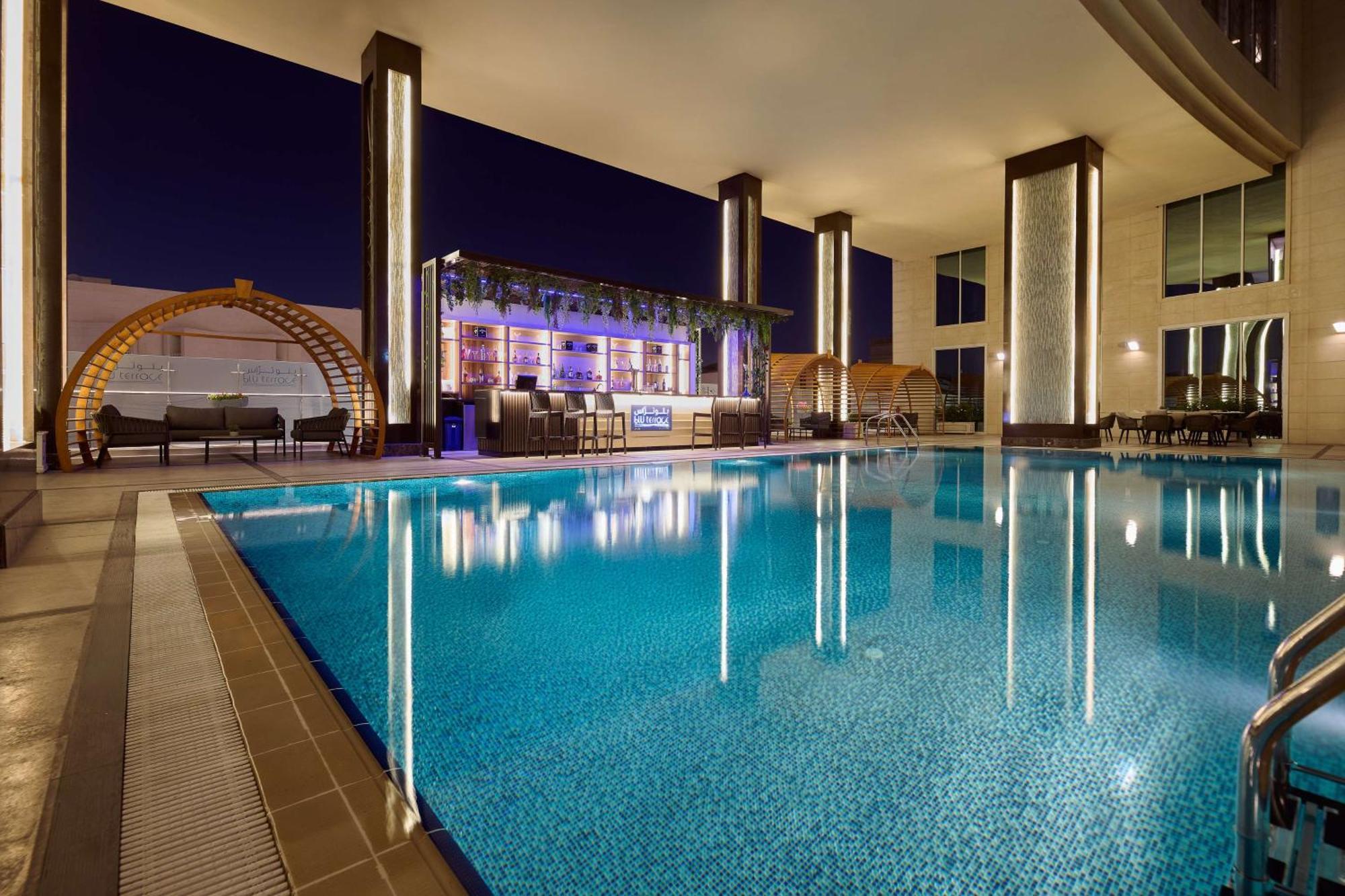 Doubletree By Hilton Doha - Al Sadd Hotel Exterior foto The swimming pool at the hotel
