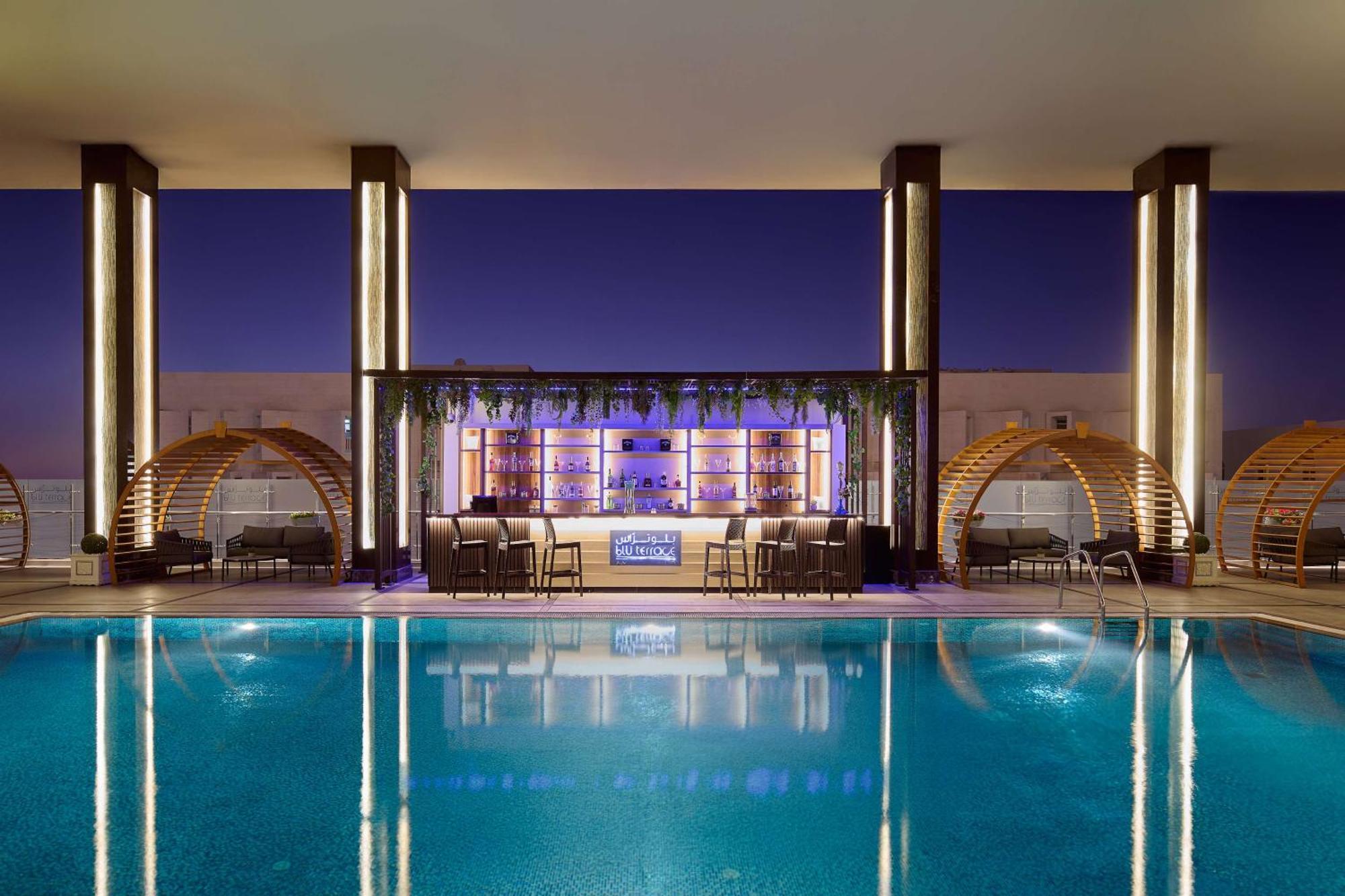 Doubletree By Hilton Doha - Al Sadd Hotel Exterior foto The pool at the hotel