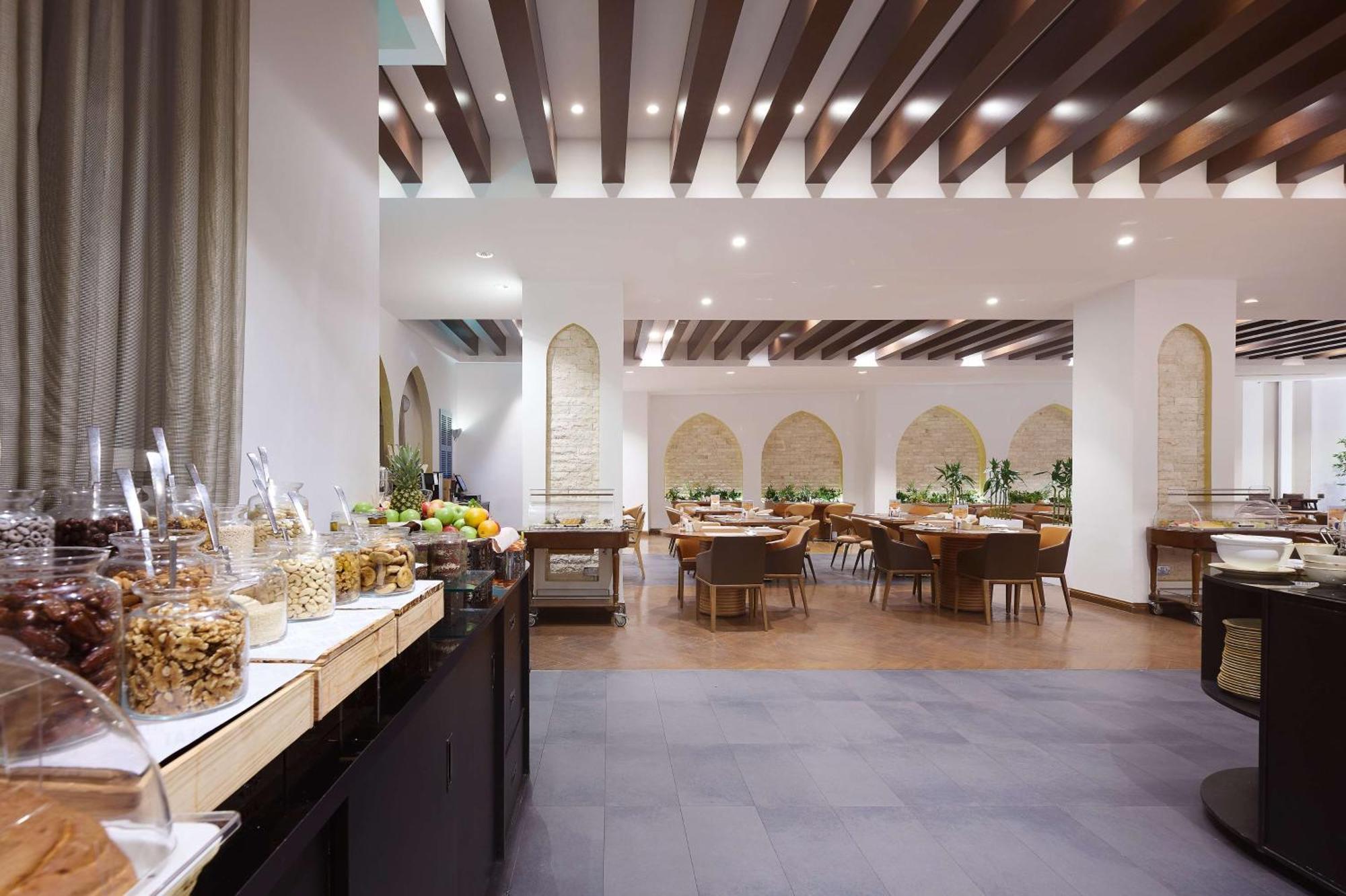 Doubletree By Hilton Doha - Al Sadd Hotel Exterior foto The interior of the restaurant