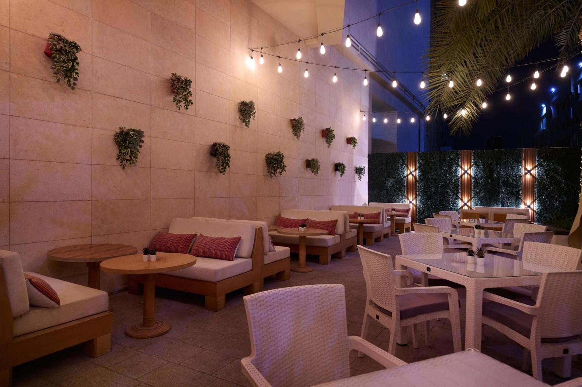 Doubletree By Hilton Doha - Al Sadd Hotel Exterior foto The patio at the restaurant