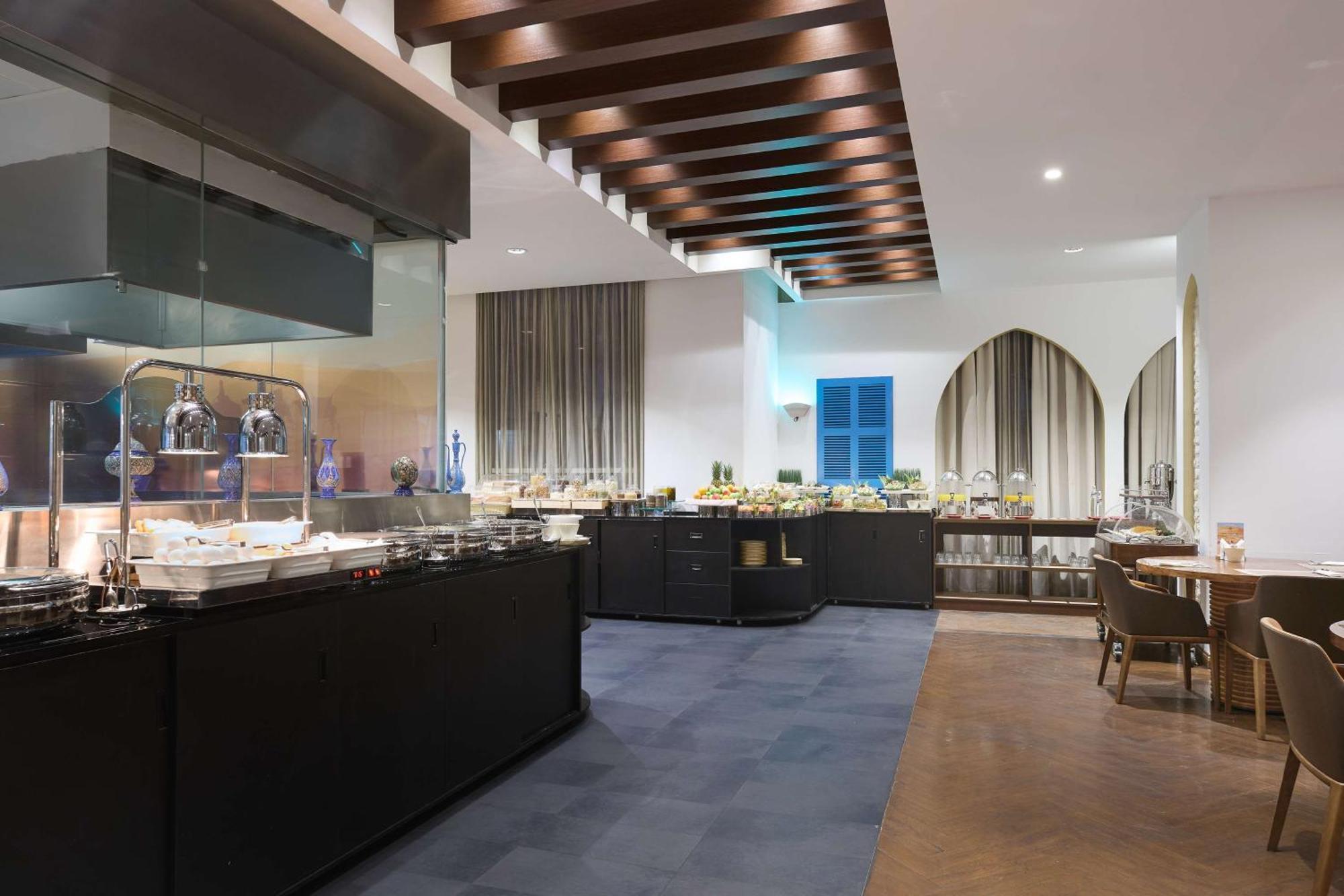 Doubletree By Hilton Doha - Al Sadd Hotel Exterior foto The Club at Dubai International Airport